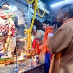 Dev Deepawali 2022: UP CM Yogi Adityanath Offers Prayers at Kalbhairav, Kashi Vishwanath Temples