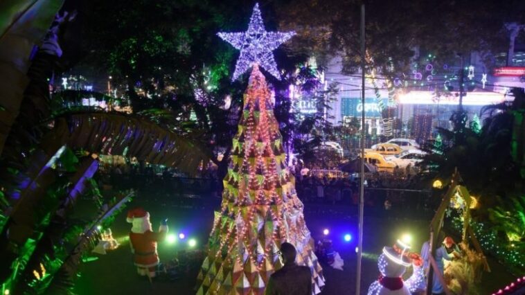 Christmas 2022 Celebrations in West Bengal: 30-Feet Tall Xmas Tree Adds to Year-End Glitter of Park Street in Kolkata - OKEEDA
